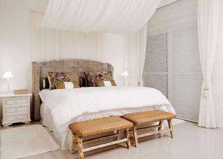 53. Quarto de casal com decoração estilo europeu todo em branco com criado branco e cabeceira listrada 53. Quarto de casal com decoração estilo europeu todo em branco com criado branco e cabeceira listrada