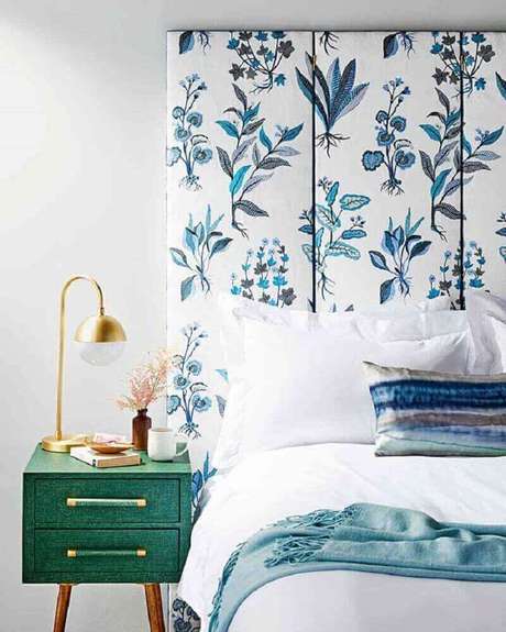 55. Quarto decorado com cabeceira para cama de casal com estampa floral azul e criado mudo verde 55. Quarto decorado com cabeceira para cama de casal com estampa floral azul e criado mudo verde