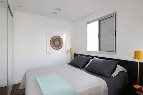 20. A cabeceira de casal em cores escuras é uma alternativa moderna. Projeto por Abreu Borges Arquitetos. 20. A cabeceira de casal em cores escuras é uma alternativa moderna. Projeto por Abreu Borges Arquitetos.