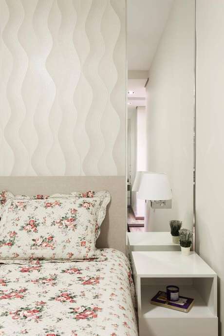 36. Paredes com textura harmonizam melhor com cabeceiras de casal lisas e discretas. Projeto por Raduan Arquitetura. 36. Paredes com textura harmonizam melhor com cabeceiras de casal lisas e discretas. Projeto por Raduan Arquitetura.