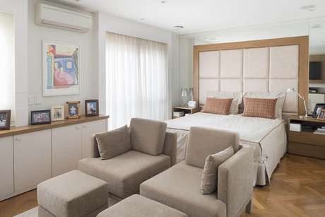 10. Decoração para quarto em tons neutros com cabeceira bege estofada com detalhes de madeira em volta 10. Decoração para quarto em tons neutros com cabeceira bege estofada com detalhes de madeira em volta