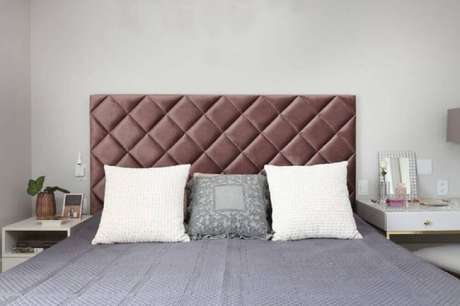 9. Quarto de casal decorado com cabeceira estofada com veludo 9. Quarto de casal decorado com cabeceira estofada com veludo