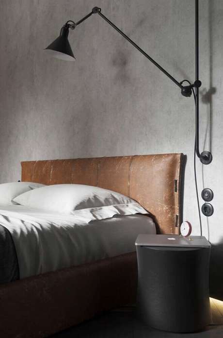 65. Decoração para quarto de casal com parede de cimento queimado e cabeceira de couro fosco 65. Decoração para quarto de casal com parede de cimento queimado e cabeceira de couro fosco
