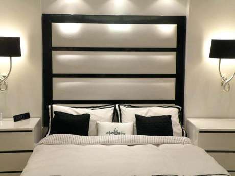 66. Quarto de casal com decoração em preto e branco e cabeceira estofada 66. Quarto de casal com decoração em preto e branco e cabeceira estofada