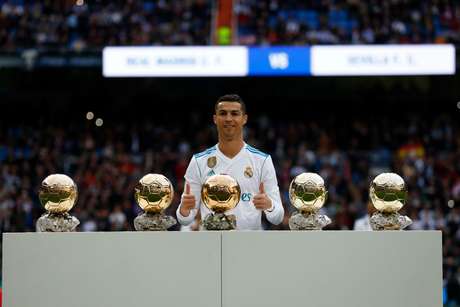 Cristiano Ronaldo mostra suas 5 bolas de ouro no Santiago Bernabéu