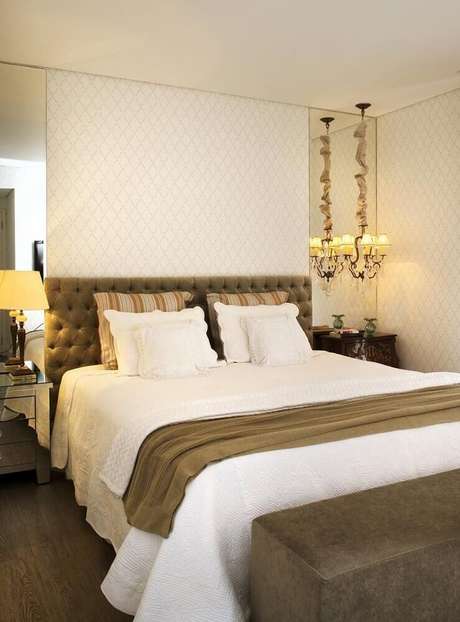 71. Quarto de casal decorado com criado espelhado e cabeceira estofada 71. Quarto de casal decorado com criado espelhado e cabeceira estofada