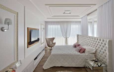 73. Decoração sofisticada para quarto de casal com criado espelhado e cabeceira casal capitonê 73. Decoração sofisticada para quarto de casal com criado espelhado e cabeceira casal capitonê