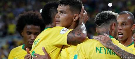   The Brazilian defense achieves an impeccable Cup and Thiago Silva, scorer of a goal against The Serbia, its greatest redemption 