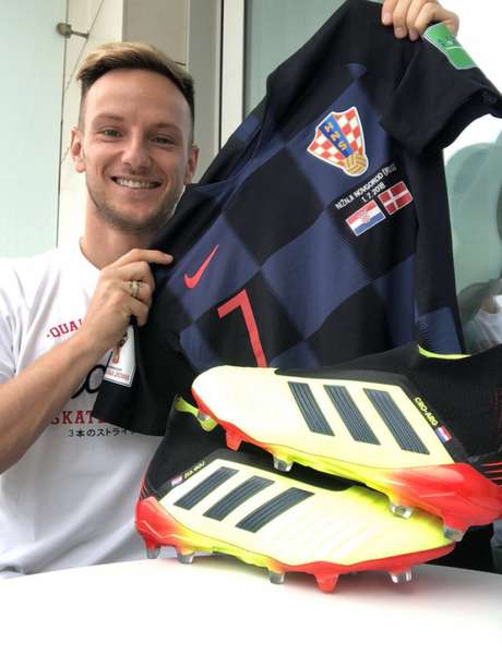 Rakitic com a camisa do jogo contra a Dinamarca e a camisa da partida contra a Argentina - FOTO: Reprodução Rakitic com a camisa do jogo contra a Dinamarca e a camisa da partida contra a Argentina - FOTO: Reprodução