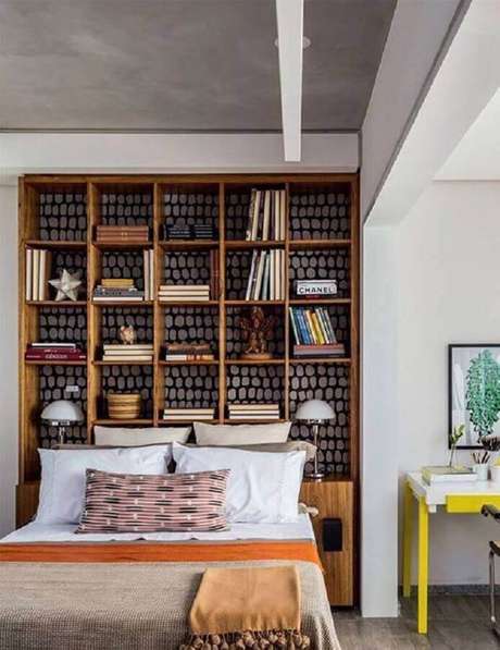35. Essa decoração com nichos para quarto ficou linda e criou bastante espaço para organização graças à estante feita com nicho de madeira 35. Essa decoração com nichos para quarto ficou linda e criou bastante espaço para organização graças à estante feita com nicho de madeira