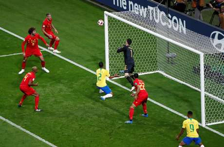 Thiago Silva dá de cabeça na bola, e ela bate na trave de Courtois