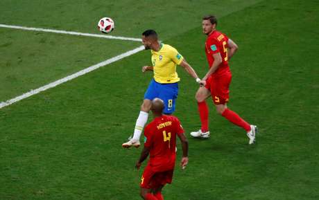 Renato Augusto cabeceia a bola e mete para o fundo do gol