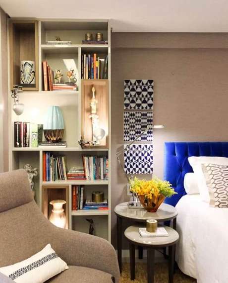 38. Estante feita com nichos para quarto com cabeceira estofada azul 38. Estante feita com nichos para quarto com cabeceira estofada azul