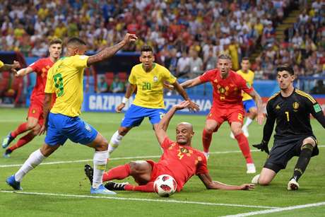 Gabriel Jesus dá rolinho em Verthogen, e Kompany chega firme; o juiz consultou o VAR para saber se houve pênalti