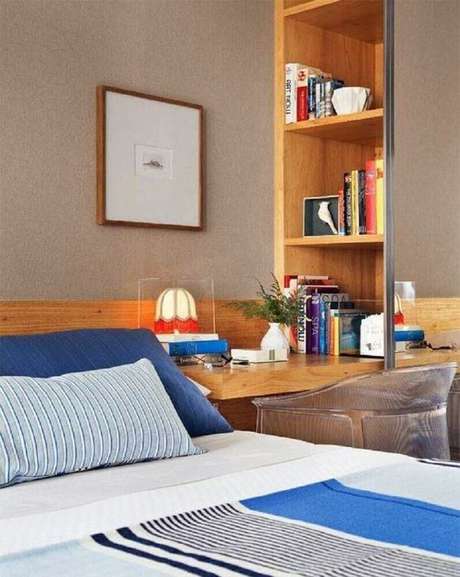 43. Quarto com home office e estante de nicho embutida 43. Quarto com home office e estante de nicho embutida