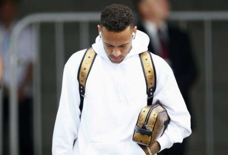 Neymar deixou o hotel da Seleção Brasileira cabisbaixo (Foto: AFP/BENJAMIN CREMEL) Neymar deixou o hotel da Seleção Brasileira cabisbaixo (Foto: AFP/BENJAMIN CREMEL)