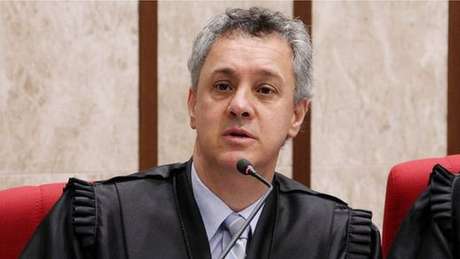 Na tarde deste domingo, o desembargador João Gebran Neto chegou a suspender habeas corpus dado a Lula por seu colega, Rogerio Favreto