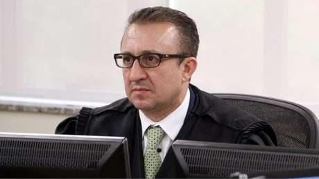 Neste domingo, o desembargador Rogerio Favreto decidiu soltar Lula três vezes Neste domingo, o desembargador Rogerio Favreto decidiu soltar Lula três vezes