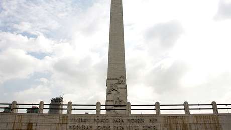Obelisco do Ibirapuera guarda restos mortais dos quatro jovens mortos por tropas getulistas em manifestação na capital Obelisco do Ibirapuera guarda restos mortais dos quatro jovens mortos por tropas getulistas em manifestação na capital