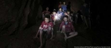 Os meninos da equipe de futebol e o técnico, ainda nas profundezas da caverna tailandesa Os meninos da equipe de futebol e o técnico, ainda nas profundezas da caverna tailandesa