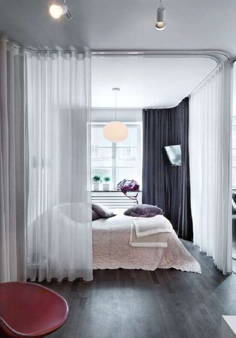 7. Decoração de quarto com cortina divisória de ambiente 7. Decoração de quarto com cortina divisória de ambiente