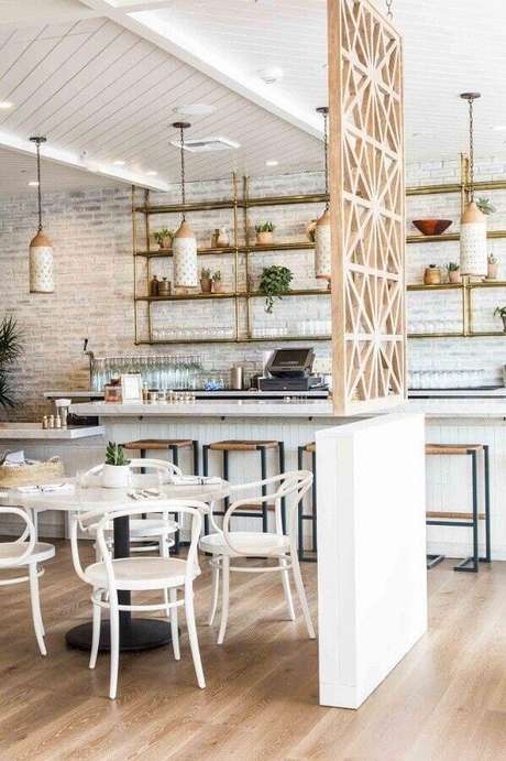 12. Cozinha com decoração clean e moderna com divisória de ambiente MDF 12. Cozinha com decoração clean e moderna com divisória de ambiente MDF