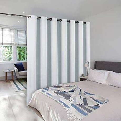 23. Decoração simples para quarto com cortina divisória de ambiente 23. Decoração simples para quarto com cortina divisória de ambiente