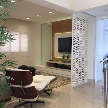 29. Decoração com divisória para sala com tapete e painel de madeira 29. Decoração com divisória para sala com tapete e painel de madeira