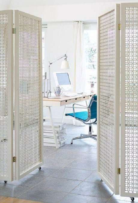 28. O biombo com rodinhas é um ótimo modelo de divisória para home office 28. O biombo com rodinhas é um ótimo modelo de divisória para home office