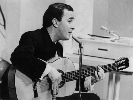 Joo Gilberto toca em apresentao em So Paulo, no ano de 1965