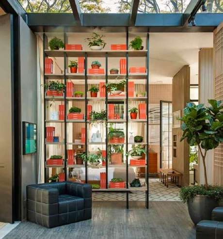 38. Estante com nichos vazados para decoração com modelos de divisórias de ambientes 38. Estante com nichos vazados para decoração com modelos de divisórias de ambientes