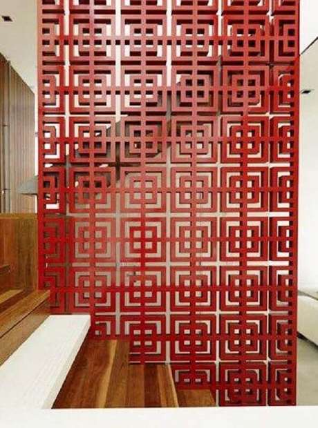 43, Painel vermelho com desenhos geométrico como divisória de ambiente 43, Painel vermelho com desenhos geométrico como divisória de ambiente