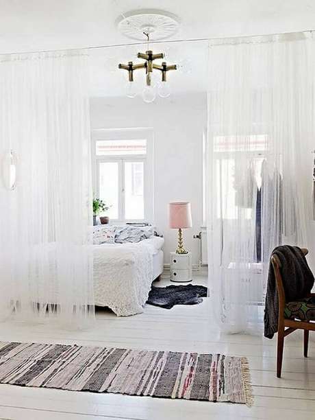 50. Quarto com decoração toda branca com cortina divisória de ambiente 50. Quarto com decoração toda branca com cortina divisória de ambiente