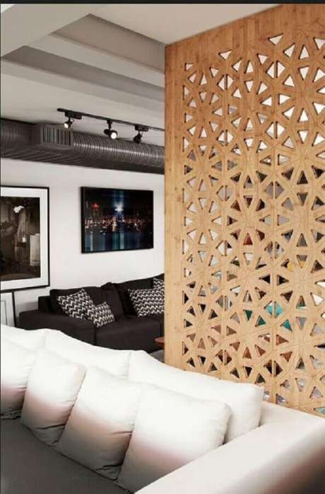 6. Divisória de ambiente MDF para sala com decoração em tons neutros 6. Divisória de ambiente MDF para sala com decoração em tons neutros