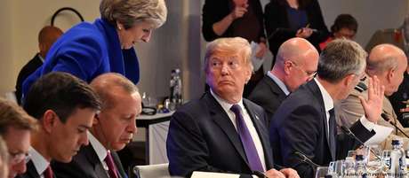 Donald Trump olha para Theresa May durante reunião em Bruxelas Donald Trump olha para Theresa May durante reunião em Bruxelas