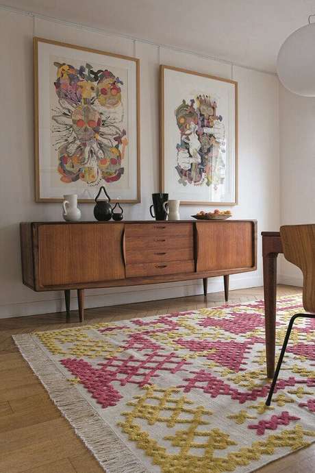 12 – O móvel 100% em madeira dá uma certa rusticidade à sala que conta com detalhes coloridos 12 – O móvel 100% em madeira dá uma certa rusticidade à sala que conta com detalhes coloridos