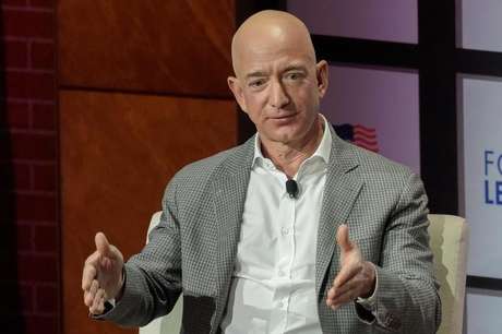   Jeff Bezos speaks at an event in Dallas, United States
REUTERS / Rex Curry 