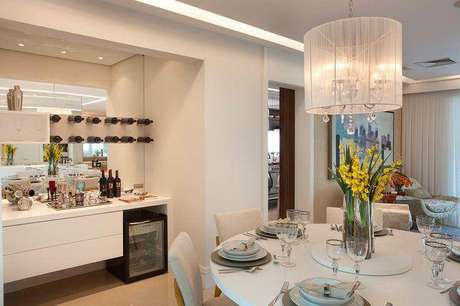 4 – Crie um anexo interessante no ambiente com o auxílio do buffet para sala de jantar, como o bar organizado sobre esse buffet branco 4 – Crie um anexo interessante no ambiente com o auxílio do buffet para sala de jantar, como o bar organizado sobre esse buffet branco