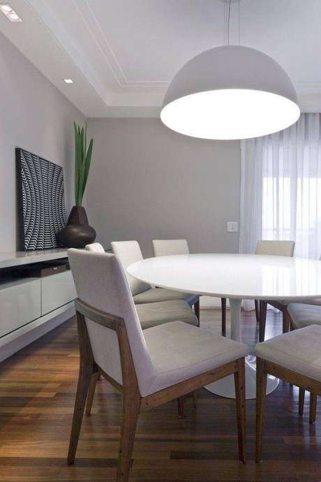 8 – Se quiser algo mais discreto, tente deixar o buffet para sala de jantar rebaixado a uma altura mínima e prefira móveis em tons discretos como o branco ou o off white 8 – Se quiser algo mais discreto, tente deixar o buffet para sala de jantar rebaixado a uma altura mínima e prefira móveis em tons discretos como o branco ou o off white