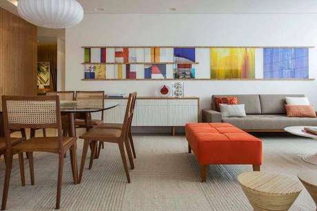 9 – A sala tem toques de cores fortes, mas a base é de tons neutros, como o marrom e o branco do buffet para sala de jantar escolhido 9 – A sala tem toques de cores fortes, mas a base é de tons neutros, como o marrom e o branco do buffet para sala de jantar escolhido