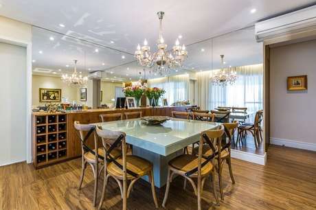 18 – Modelo de buffet com adega para sala de jantar com parede espelhada e mesa em tom de azul claro 18 – Modelo de buffet com adega para sala de jantar com parede espelhada e mesa em tom de azul claro