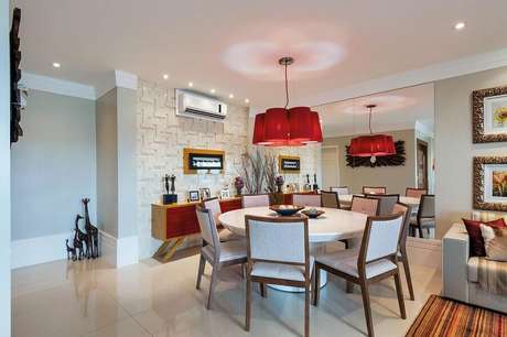 19 – Buffet para sala de jantar com parede espelhada e luminária pendente vermelha combinando com as portas do móvel 19 – Buffet para sala de jantar com parede espelhada e luminária pendente vermelha combinando com as portas do móvel