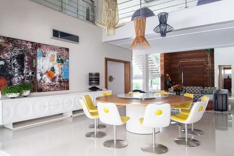 20 – Buffet para sala de jantar em MDF em cômodo espaçoso com cadeiras amarelas 20 – Buffet para sala de jantar em MDF em cômodo espaçoso com cadeiras amarelas