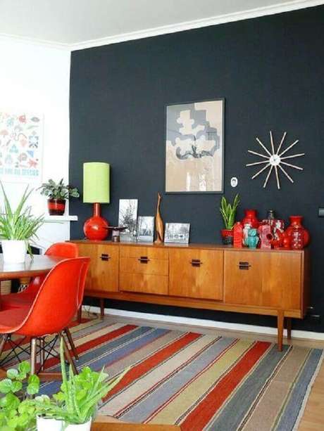 25 – Buffet de madeira para sala de jantar com tapete colorido e itens de decoração em vermelho e turquesa 25 – Buffet de madeira para sala de jantar com tapete colorido e itens de decoração em vermelho e turquesa