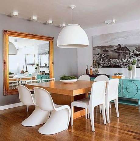 28 – Decoração moderna com buffet azul turquesa para sala de jantar com espelho bem grande 28 – Decoração moderna com buffet azul turquesa para sala de jantar com espelho bem grande