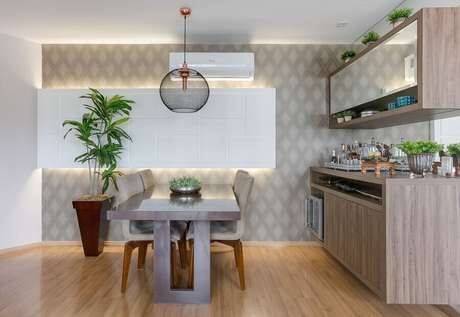 31 – Decoração de sala de jantar com papel de parede de losango e buffet de madeira combinando com o armário aéreo 31 – Decoração de sala de jantar com papel de parede de losango e buffet de madeira combinando com o armário aéreo