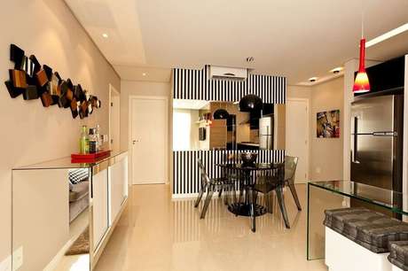 38 – Modelo de buffet para sala de jantar com lados espelhados e portas brancas 38 – Modelo de buffet para sala de jantar com lados espelhados e portas brancas