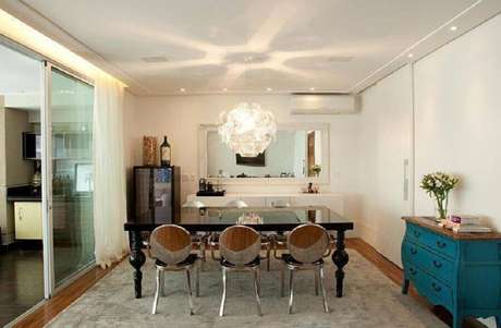 32 – Decoração para sala de jantar com mesa de jantar preta, buffet branco e cômoda azul 32 – Decoração para sala de jantar com mesa de jantar preta, buffet branco e cômoda azul