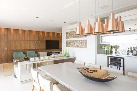 33 – Sala moderna decorada com buffet para sala de jantar com espelho nas portas 33 – Sala moderna decorada com buffet para sala de jantar com espelho nas portas