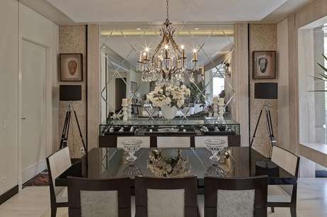 37 – Decoração sofisticada com lustre e buffet para sala de jantar com superfície feita de vidro 37 – Decoração sofisticada com lustre e buffet para sala de jantar com superfície feita de vidro